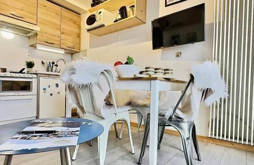 Le Lavachet Apartment | Studio cabine cosy à Tignes avec balcon, proche pistes et commerces. Wifi inclus. - FR-1-411-905