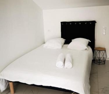 Lachapelle-sous-Aubenas Apartment | Studio calme, élégant équipé d'un jacuzzi privatif