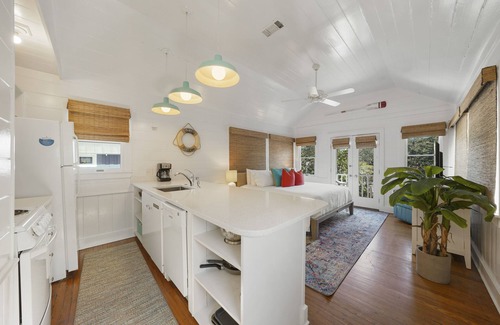 Seaside Cottage | Studio Carriage House In Seaside, FL- Great Location! + 2 Adult Bikes!