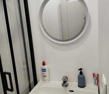 Vernon Apartment | Studio chaleureux sans-visà-vis