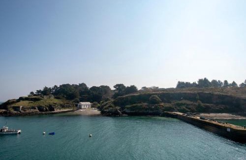 Sauzon Apartment | Studio charmant à Sauzon avec WiFi et vue port - FR-1-418-185