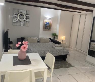 Vence Apartment | Studio Cité historique