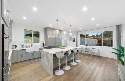 Studio City Bed & Breakfast | Studio City Contemporary Villa with Pool Sleeps 10