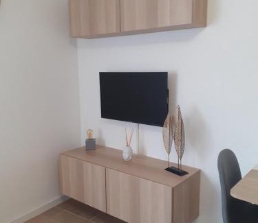 La Faviere Apartment | Studio climatisé avec une place de parking et classé 2 étoiles à la Faviére