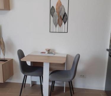 La Faviere Apartment | Studio climatisé avec une place de parking et classé 2 étoiles à la Faviére