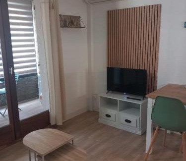 La Faviere Apartment | Studio climatisé, une place de parking à la Faviére