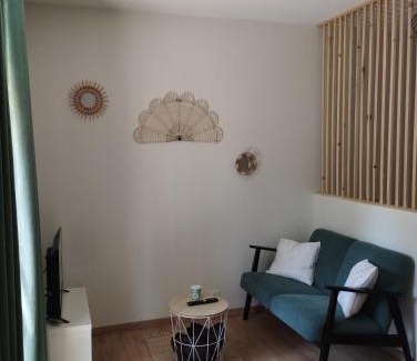 Quartier de France Apartment | Studio climatisé et spacieux situé près des Parcs