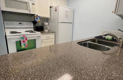 Corpus Christi Condo | Studio condo with heated pool. Walking distance to beach!