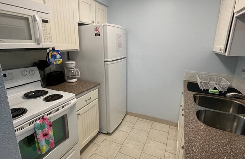 Corpus Christi Condo | Studio condo with heated pool. Walking distance to beach!