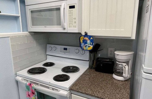 Corpus Christi Condo | Studio condo with heated pool. Walking distance to beach!