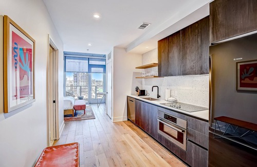 Rainey Street Historic District Apartment | Studio condo with rooftop pool, fast WiFi, central AC & private W/D