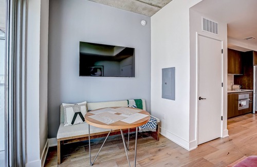 Rainey Street Historic District Apartment | Studio condo with rooftop pool, fast WiFi, central AC & private W/D