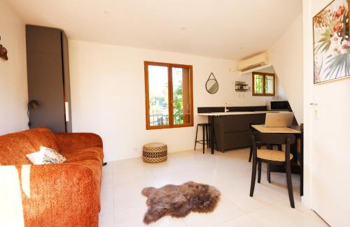 Bures-sur-Yvette Apartment | Studio - Confort - Climatisé - Le Refuge de Charles - Jardin