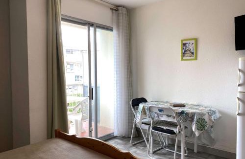 Balaruc-les-Bains Apartment | Studio Confortable avec Balcon et Wifi près du parc Charles de Gaulle à Balaruc-les-Bains - FR-1-553-37