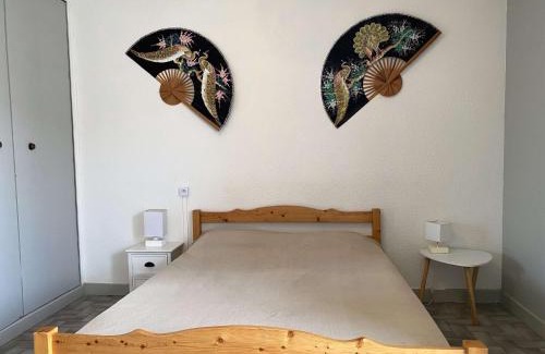Balaruc-les-Bains Apartment | Studio Confortable avec Balcon et Wifi près du parc Charles de Gaulle à Balaruc-les-Bains - FR-1-553-37