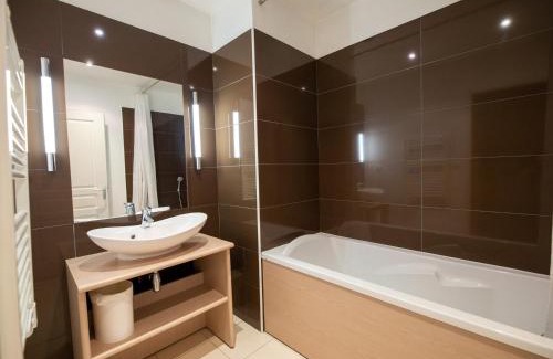 Jausiers Apartment | Studio confortable à Jausiers avec terrasse et accès piscine, idéal pour 4 personnes - FR-1-165B-56