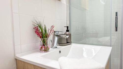 Quartier du Pont-de-Flandre Apartment | Studio Cosy à Deux Pas du Canal