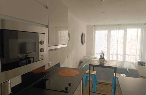 Saint Michel Apartment | Studio Cosy, Climatisation, Parking, Métro