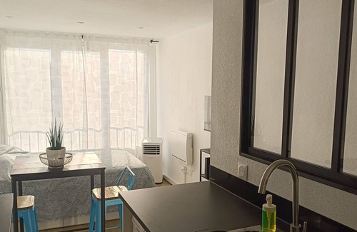 Saint Michel Apartment | Studio Cosy, Climatisation, Parking, Métro