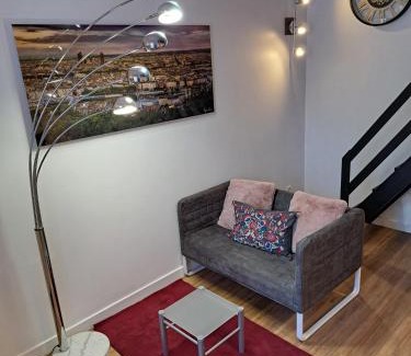 Fontaines-sur-Saone Apartment | Studio cosy entièrement rénové à deux pas de Lyon