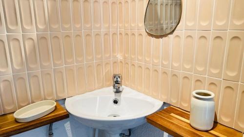 Lamalou-les-Bains Apartment | Studio Cosy Plein Soleil