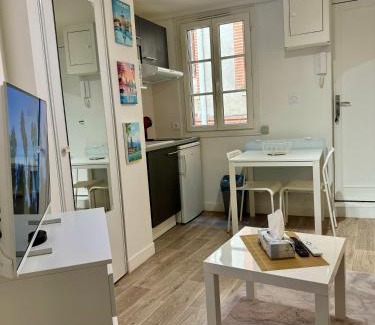 Saint-Etienne Apartment | Studio Cozy au cœur des Carmes