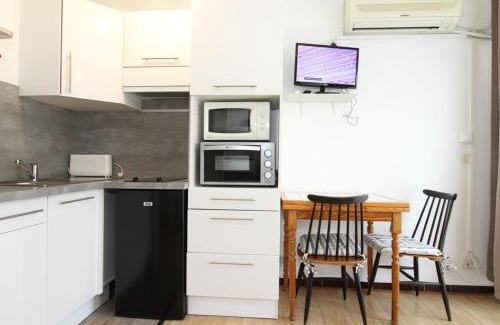 Balaruc-les-Bains Apartment | Studio de charme avec parking privatif, climatisation, Wi-Fi et loggia fermée à Balaruc-les-Bains - FR-1-553-96