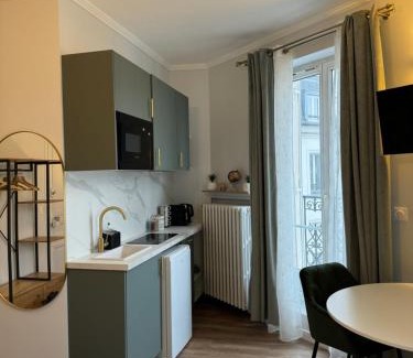 Levallois-Perret Apartment | Studio de charme parisien