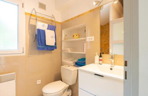 Sollies-Toucas Apartment | Studio de charme Le Rose, 20m2, dans propriété au calme avec piscine by Le mas de Louise et Sacha