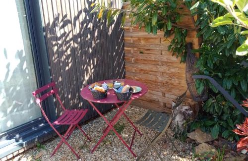Montmerle-sur-Saone House | Studio de Jardin "Le Temps d une Pause" jusqu'à 4 personnes en face du Beaujolais - Climatisation et Borne recharge véhicule électrique