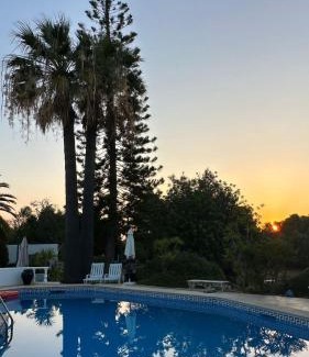 Moncarapacho e Fuseta House | Studio de la Casa Paraiso avec, en plus, une terrasse privative extérieure semi couverte équipée d'un salon d'un coin repas d'une kitchenette, la grande piscine et les jardins sont partagés, à proximité des plages de FUSETA et de la RIA FORMOSA