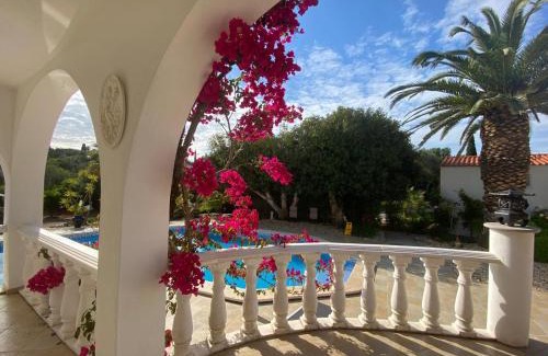 Moncarapacho e Fuseta House | Studio de la Casa Paraiso avec, en plus, une terrasse privative extérieure semi couverte équipée d'un salon d'un coin repas d'une kitchenette, la grande piscine et les jardins sont partagés, à proximité des plages de FUSETA et de la RIA FORMOSA