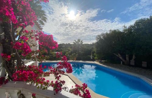 Moncarapacho e Fuseta House | Studio de la Casa Paraiso avec, en plus, une terrasse privative extérieure semi couverte équipée d'un salon d'un coin repas d'une kitchenette, la grande piscine et les jardins sont partagés, à proximité des plages de FUSETA et de la RIA FORMOSA