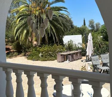 Moncarapacho e Fuseta House | Studio de la Casa Paraiso avec, en plus, une terrasse privative extérieure semi couverte équipée d'un salon d'un coin repas d'une kitchenette, la grande piscine et les jardins sont partagés, à proximité des plages de FUSETA et de la RIA FORMOSA