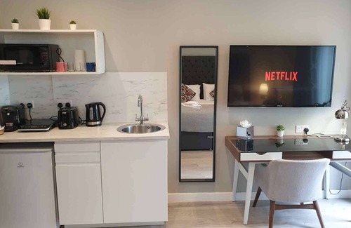 Childs Hill Apartment | Studio-Deluxe-Ensuite