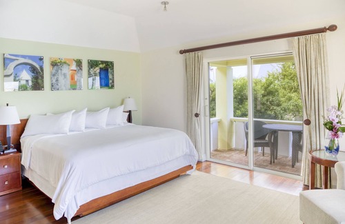 Paget Hotel | Studio Deluxe Room at Newstead Belmont Hills Golf Resort and Spa