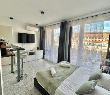 1st Arrondissement Apartment | Studio devant la gare Saint-Charles