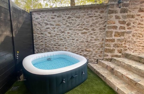 Bonnelles Apartment | Studio Duplex Avec spa et Cour Privée