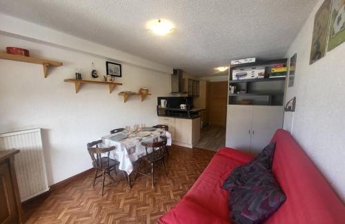 Montgenevre Apartment | Studio ensoleillé avec balcon au centre de Montgenèvre, proche commodités et pistes - FR-1-266-128