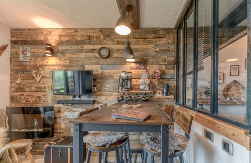 Eclose-Ouest Apartment | Studio 'Exceptional View' with Mountain View, Balcony and Wi-Fi