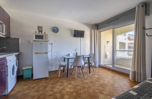 Saint-Mandrier-sur-Mer Apartment | Studio for 4 People with Balcony, 10 Minutes from the Beach, in the Heart of the Village