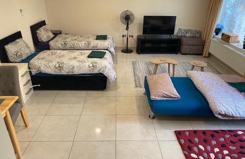 Redbridge Apartment | Studio flat Gants Hill with Free Parking