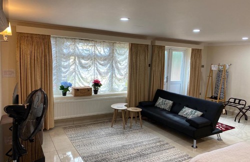 Redbridge Apartment | Studio flat Gants Hill with Free Parking