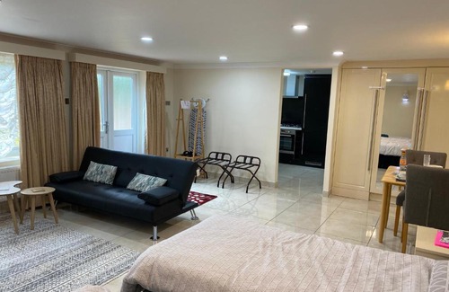 Redbridge Apartment | Studio flat Gants Hill with Free Parking