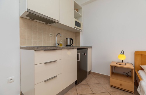 Ruskamen Apartment | Studio flat with balcony and sea view Lokva Rogoznica, Omiš (AS-23105-c)