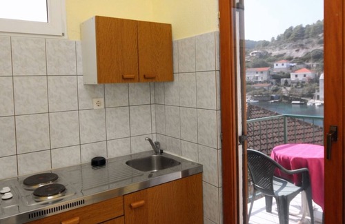 Stomorska Apartment | Studio flat with balcony and sea view Stomorska, Šolta (AS-5239-d)