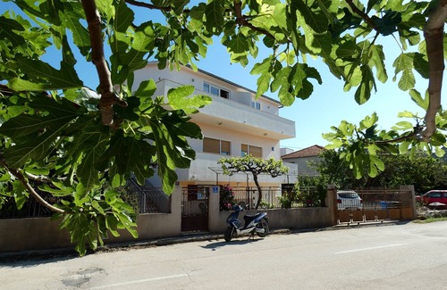 Vinisce Apartment | Studio flat with balcony Vinišće, Trogir (AS-11075-a)