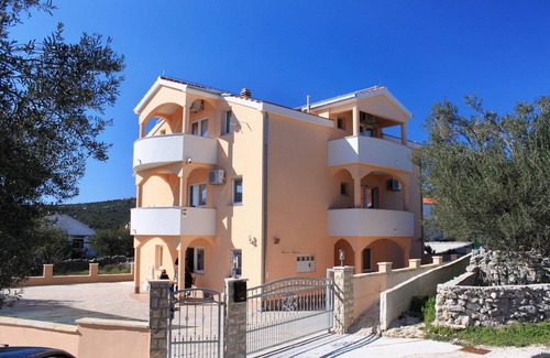 Vinisce Apartment | Studio flat with terrace and sea view Vinišće, Trogir (AS-8660-a)