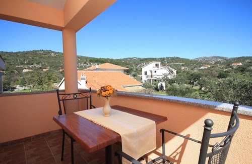 Vinisce Apartment | Studio flat with terrace and sea view Vinišće, Trogir (AS-8660-a)