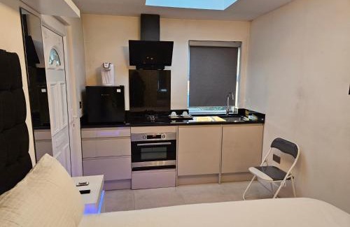 Waddon Apartment | Studio for 2Guests-Parking-Garden-NearLondon-Ac